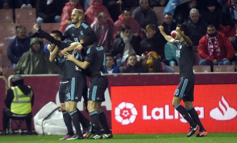 Los jugadores de la Real Sociedad celebran el primero de los tantos en Los Cármenes