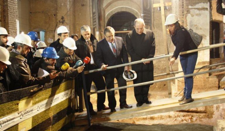 El arzobispo, Juan José Asenjo, y el alcalde de Sevilla, Juan Ignacio Zoido, atienden en las obras de Santa Catalina a las explicaciones de la arqueóloga Olga Guerrero