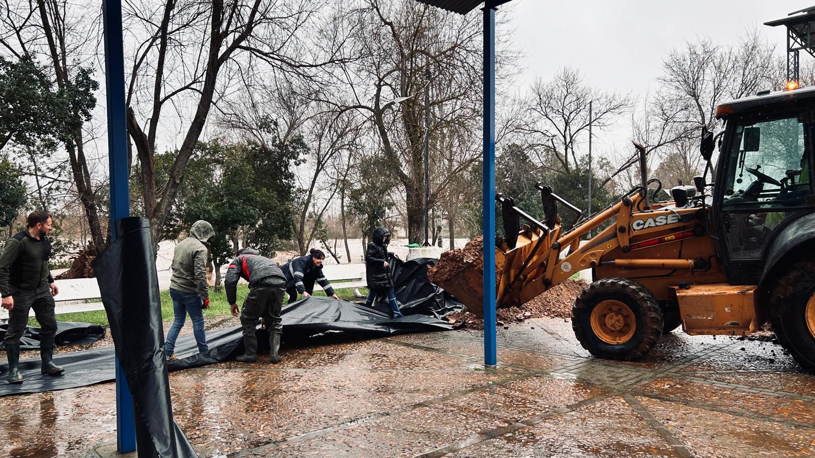 En El Robledo se están haciendo diques para evitarla entrada de las aguas del río Bullaque