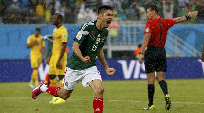 El delantero de México celebra el gol de su selección ante Camerún en el debut de ambas selecciones en el Mundial