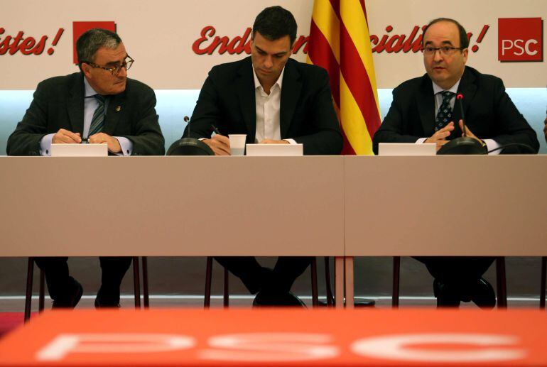 El secretario general del PSOE, Pedro Sánchez y el presidente y el primer secretario del PSC, Àngel Ros y Miquel Iceta, respectivamente, durante la reunión esta mañana de la comisión ejecutiva de los socialistas catalanes.