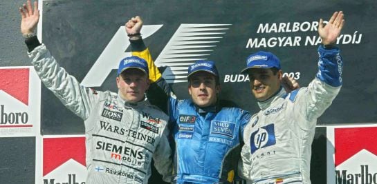 Alonso, en el podio de Hungría, donde ganó su primera carrera en 2003.