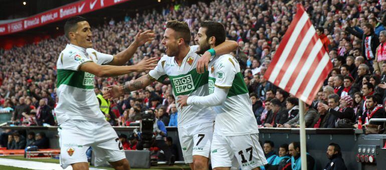 GRA212. BILBAO, 11/01/2015.- El centrocampista del Elche Víctor Rodríguez (d) celebra la consecución del primer gol de su equipo ante el Athletic de Bilbao en partido de la decimoctava jornada de Liga de Primera División que se juega hoy en el estadio de