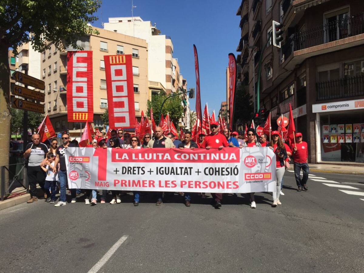 Más de 7.000 personas salen a la calle en Elche por el 1 de mayo