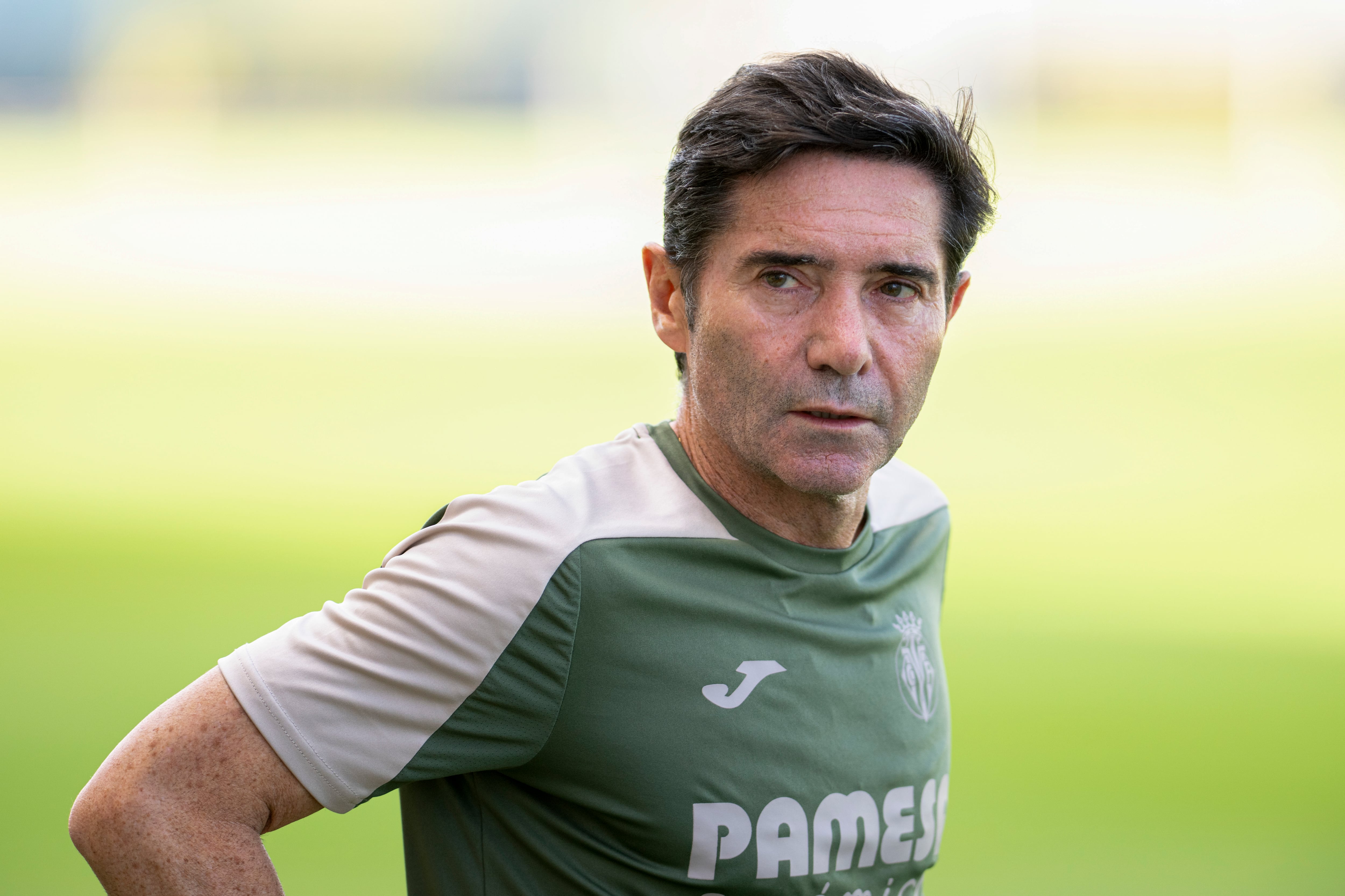 GRAFCVA9235. VILA-REAL (CASTELLÓN), 15/09/2025.- El entrenador del Villarreal, Marcelino García, durante el entrenamiento realizado este lunes previo al encuentro de este martes en Londres ante el Tottenham en su debut en la presente edición de la Liga de Campeones. EFE/Andreu Esteban
