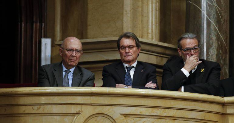 Artur Mas (C) looks on during an investiture session at Catalonia&#039;s regional parliament in Barcelona