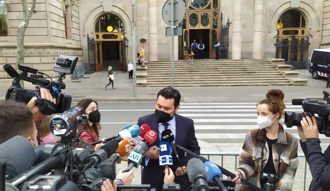 El abogado Jorge Albertini, que representa a la víctima de la violación múltiple de &#039;la manada de Sabadell&#039;, antes del juicio en la Audiencia de Barcelona.