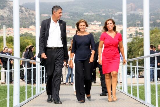 La secretaria general del PP, Maria Dolores de Cospedal, flanquejada per la presidenta del PPC, Alícia Sánchez-Camacho, i l&#039;alcalde de Badalona, Xavier García Albiol, a l&#039;arribada al Centre Internacional de Negocis de Badalona