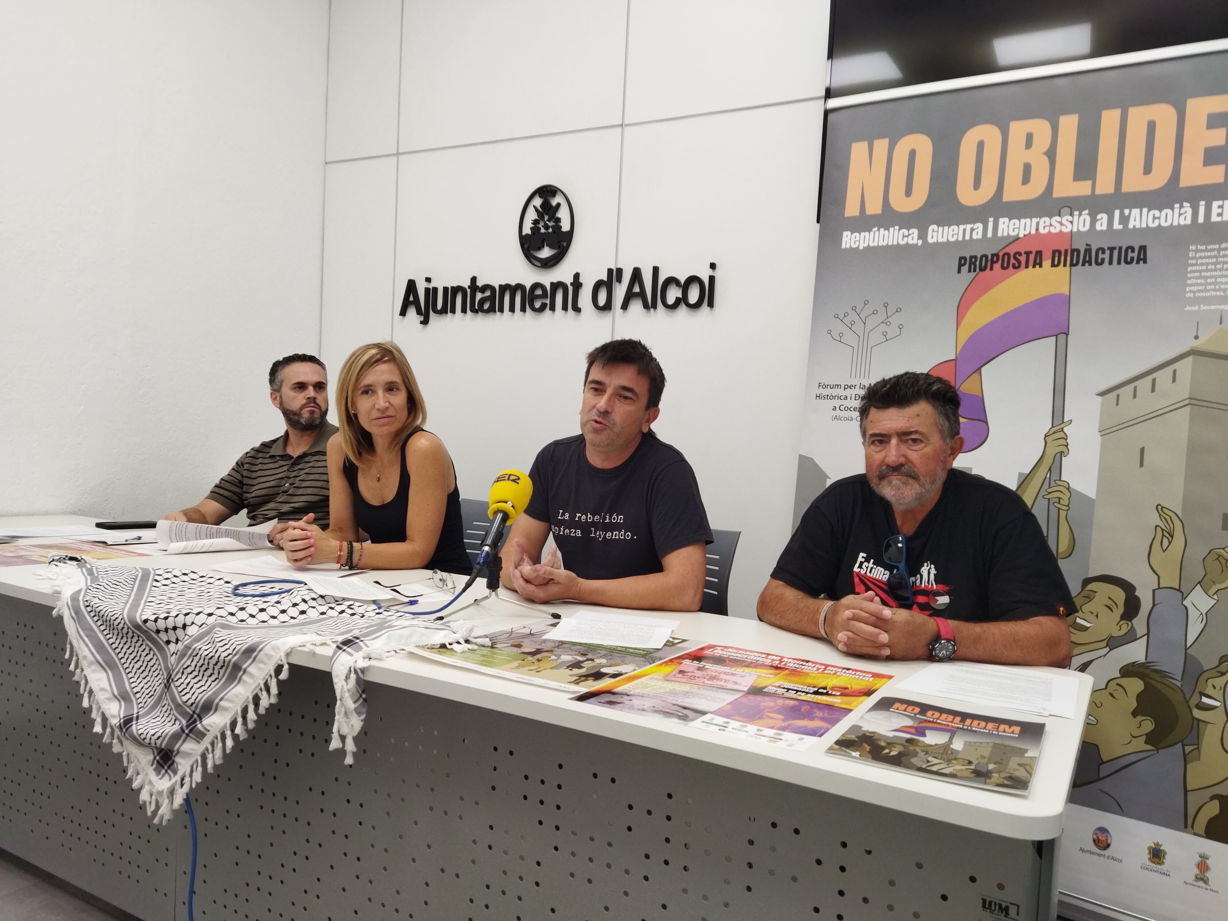 Josep Albert, gerente de la Mancomunitat de l&#039;Alcoià i el Comtat; Elisa Guillem, edil de Cultura; Diego Fernández y Bernardo Reig, del Fòrum per la Memòria Històrica i Democràtica a Cocentaina durante la presentación de las jornadas.