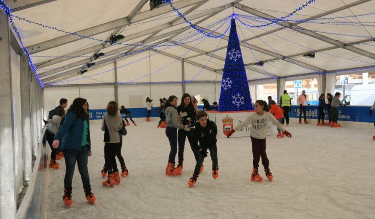 La pista de hielo ya es un clásico de La Ciudad de la Ilusión donde deslizarse y divertirse cada Navidad en la Plaza de la Constitución