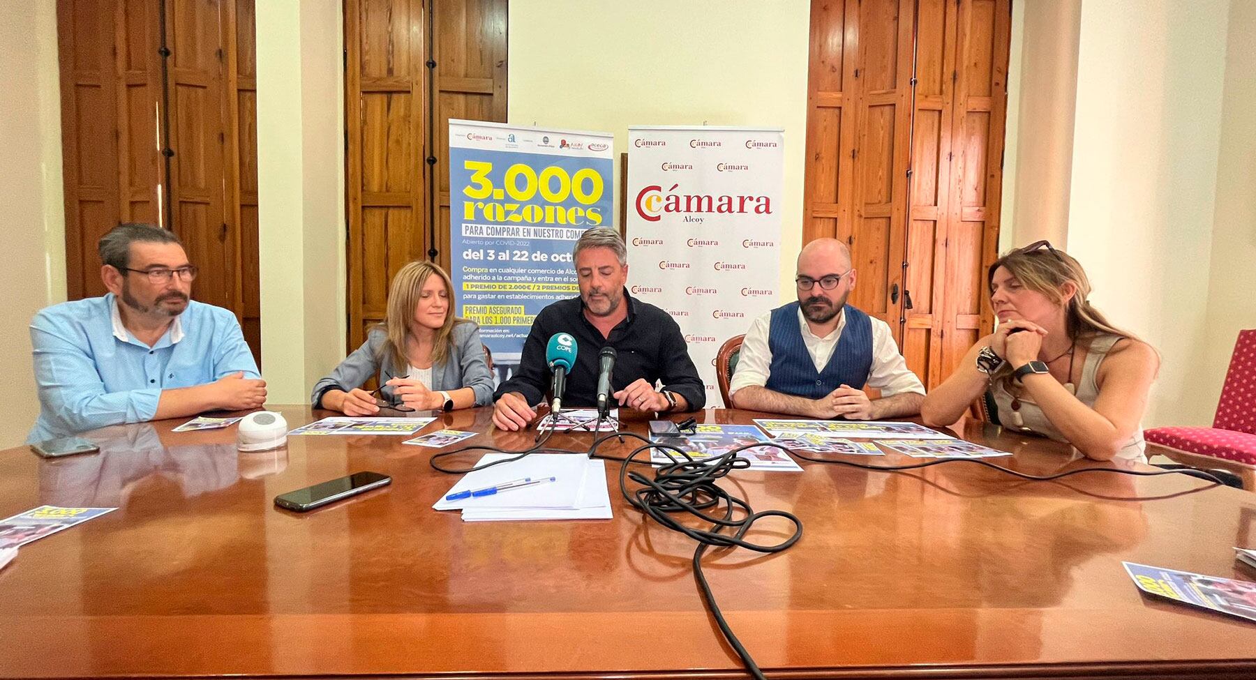 La Cámara de Comercio de Alcoy acogió la presentación de la campaña '3.000 razones para comprar en nuestro comercio.