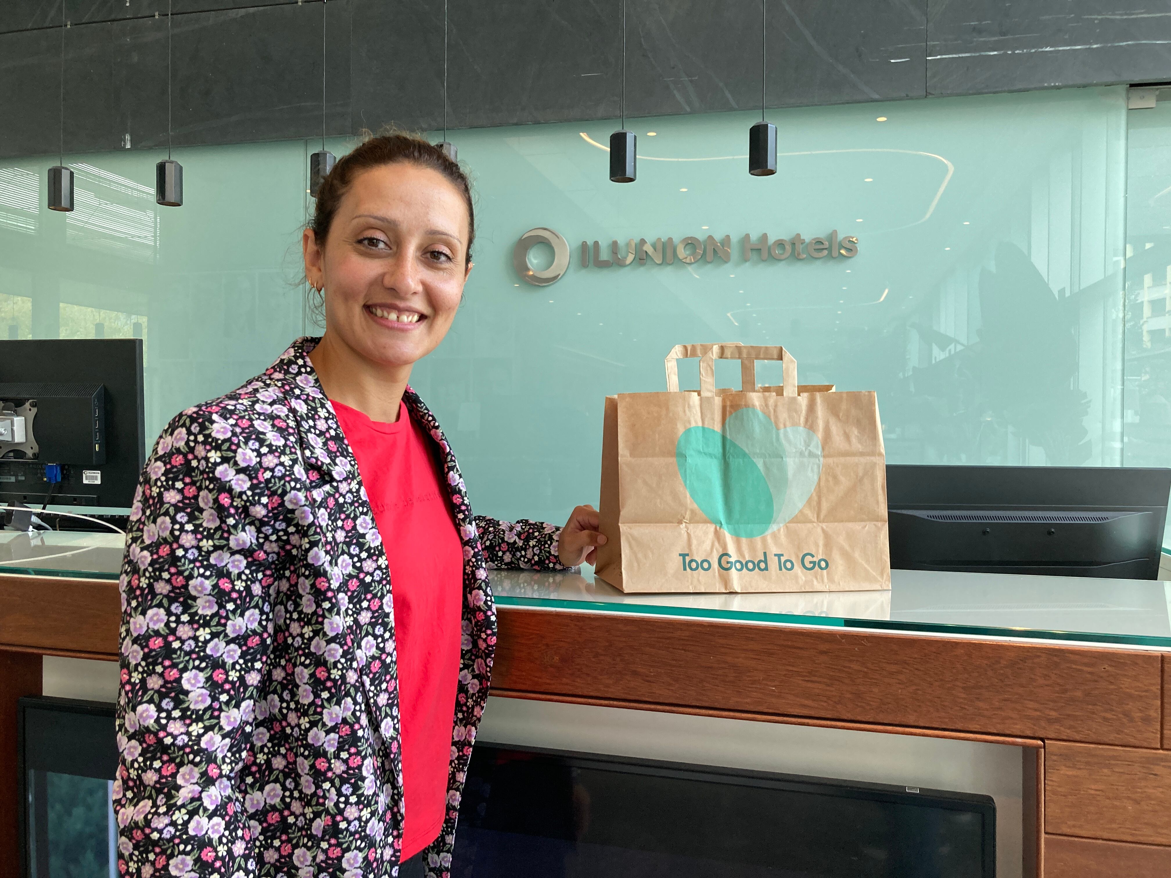 Victoria Rodríguez, responsable de restauración en Ilunion, junto a uno de los paquetes de comida preparado para la empresa Too Good To go