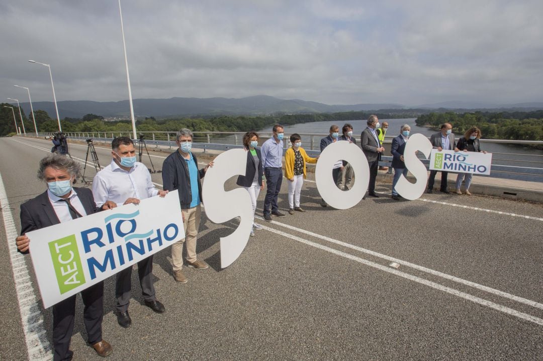 Alcades de ayuntamientos transfronterizos de Galicia y Portugal protestando por el cierre de la mayoría de los puentes. 