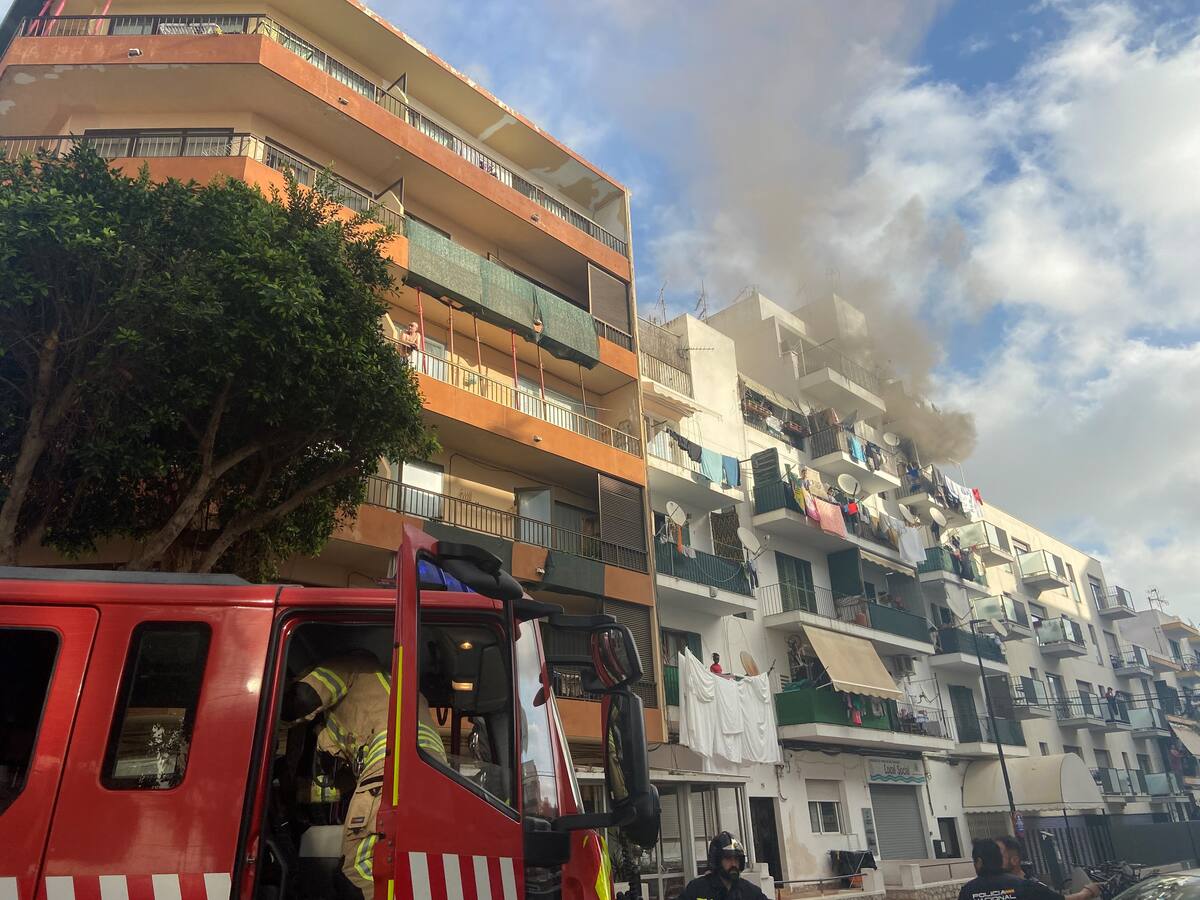 Alarma por un incendio urbano en un bloque de viviendas de Figueretes