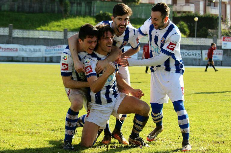 Jugadores gimnásticos celebrando un tanto en Castro