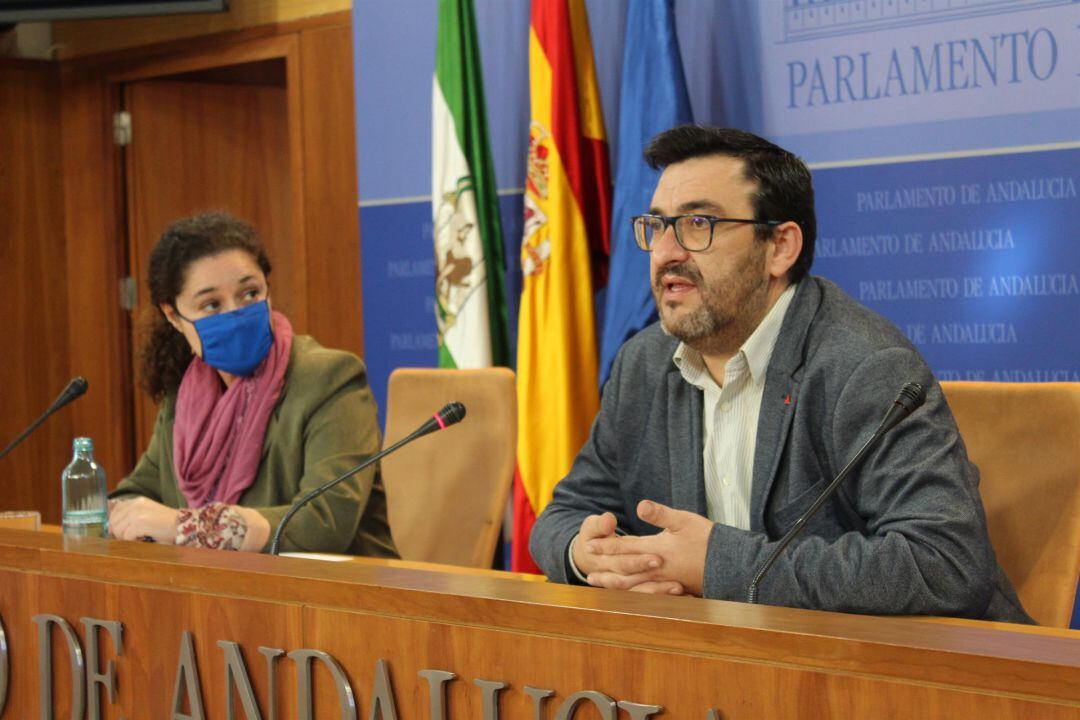 El portavoz de Hacienda de Adelante Andalucía, Guzmán Ahumada, junto a la portavoz parlamentaria de Adelante, Inmaculada Nieto, en rueda de prensa en el Parlamento en una imagen de archivo