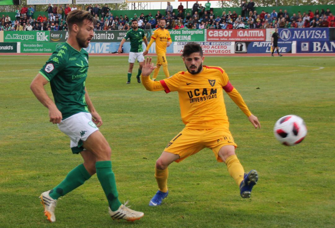 El defensa serón Rafa Navarro