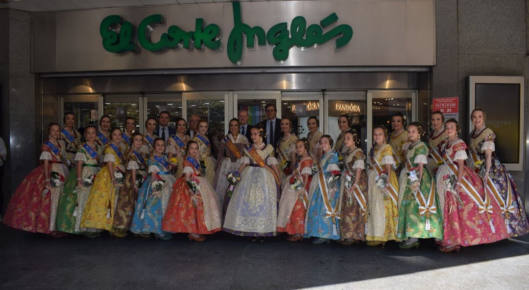 Las Falleras Mayores de Valencia y sus Cortes de Honor acompañadas por el Director Regional de El Corte Inglés y otros miembros del equipo de dirección