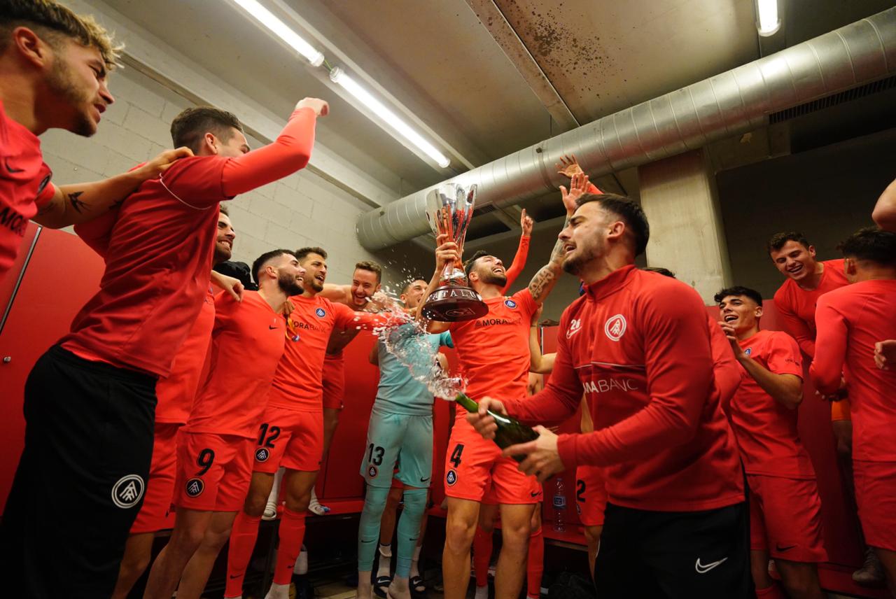 El vestidor de l'FC Andorra celebra la consecució del títol de campions de la Copa Catalunya trenta anys després.