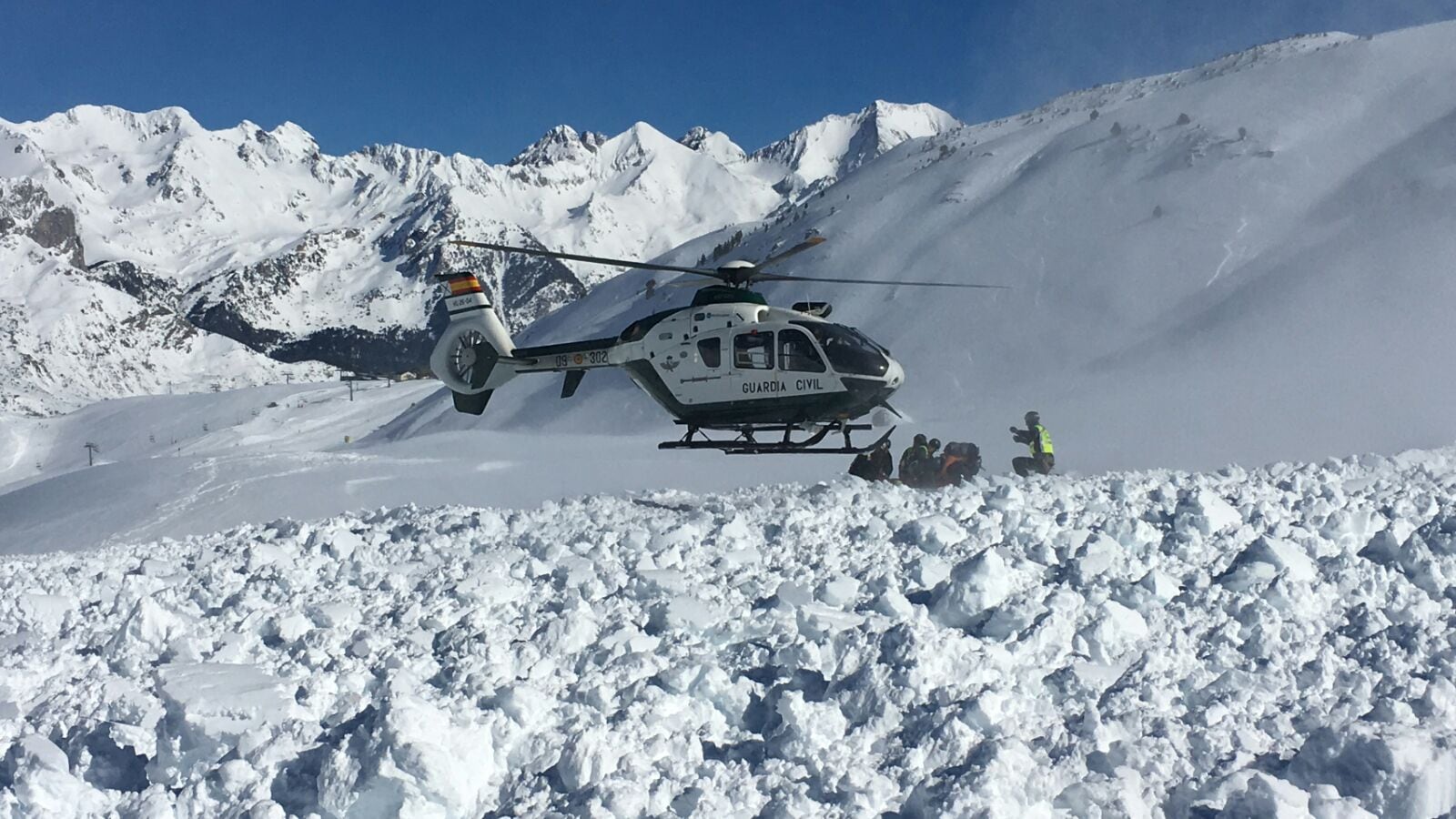 Archivo. Alud con rescate tras nevar y salir el sol