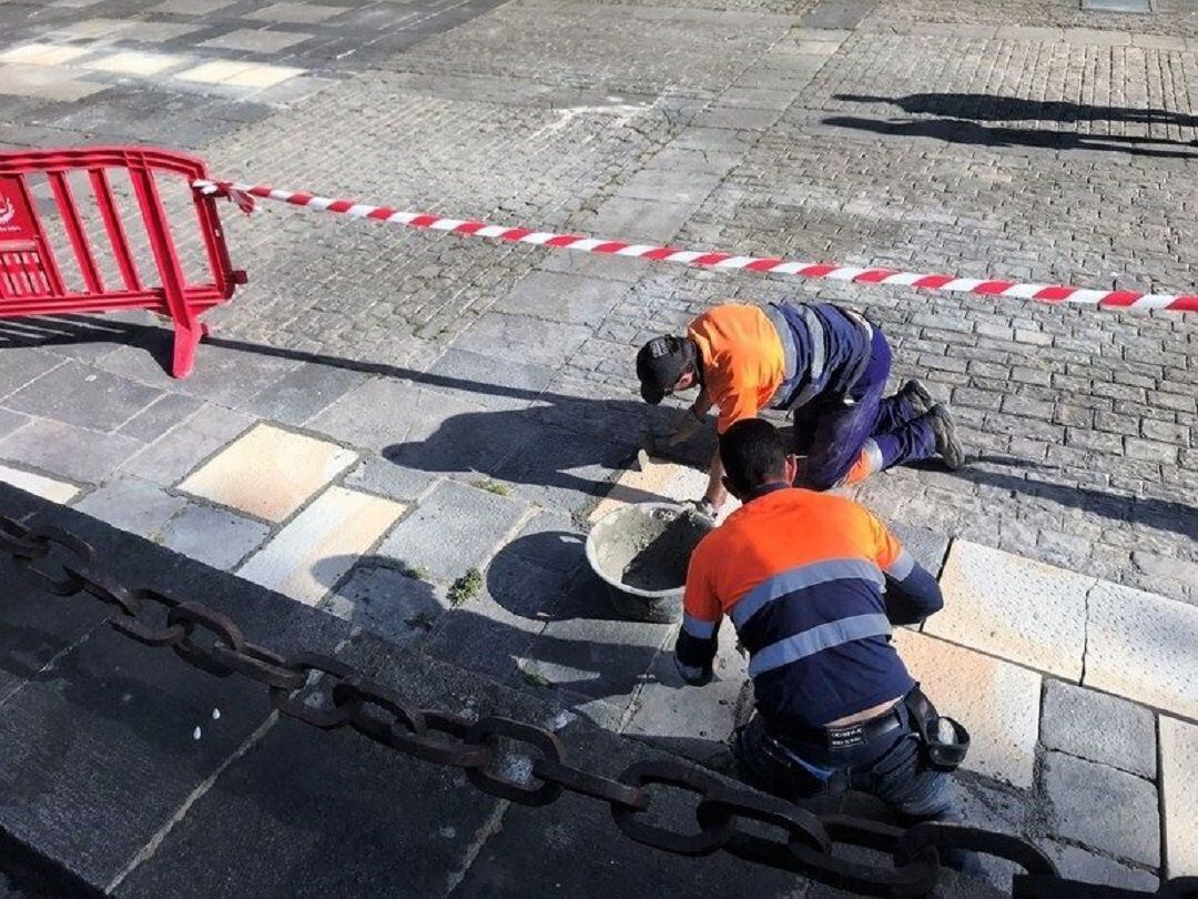 Dos operarios trabajan en una calle