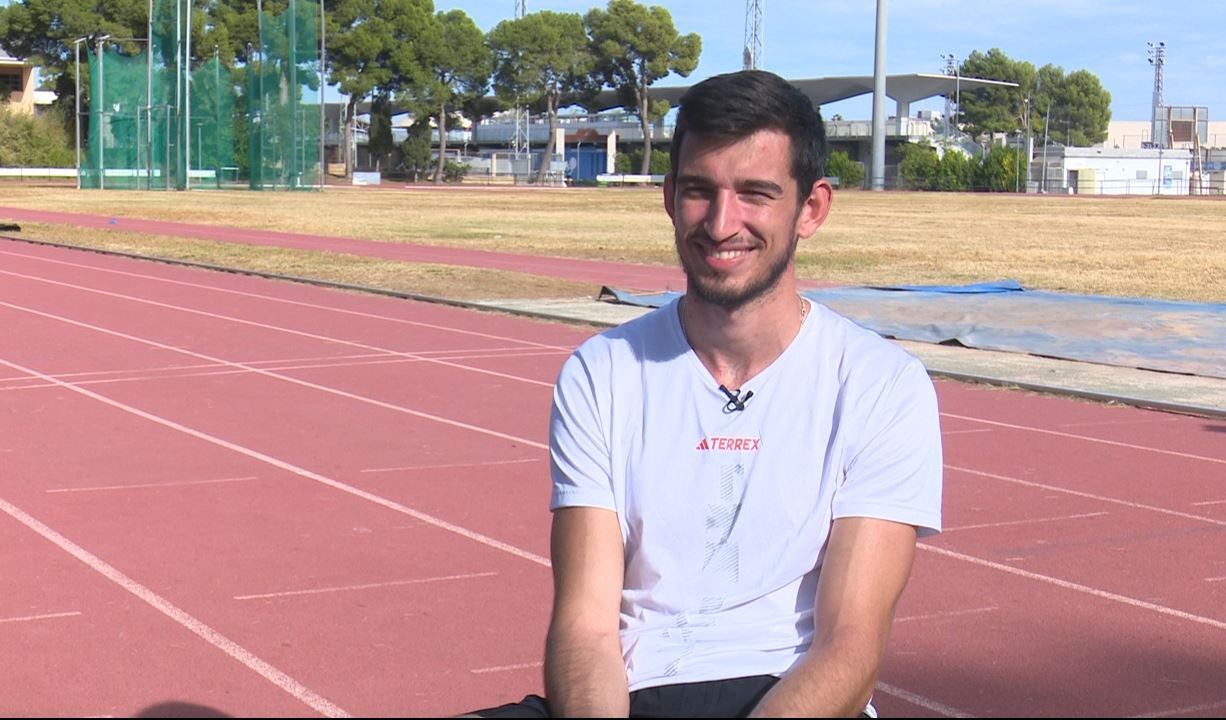 Quique Llopis durante la entrevista realizada con motivo de los premios Grupo Radio Gandia.