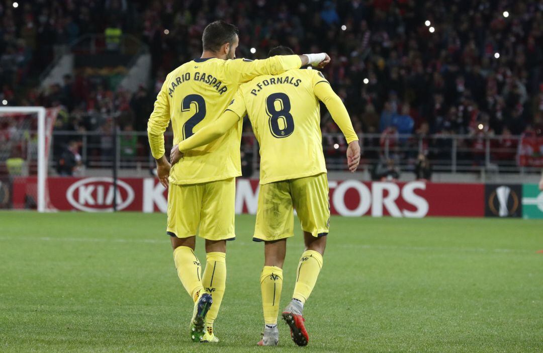 Pablo Fornals y Mario Gaspar del Villarreal celebran un gol hoy, jueves 4 de octubre de 2018.