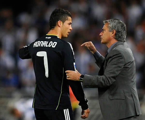 El técnico del Real Madrid, José Mourinho, da instrucciones a Cristiano Ronaldo en el Real Sociedad - Real Madrid