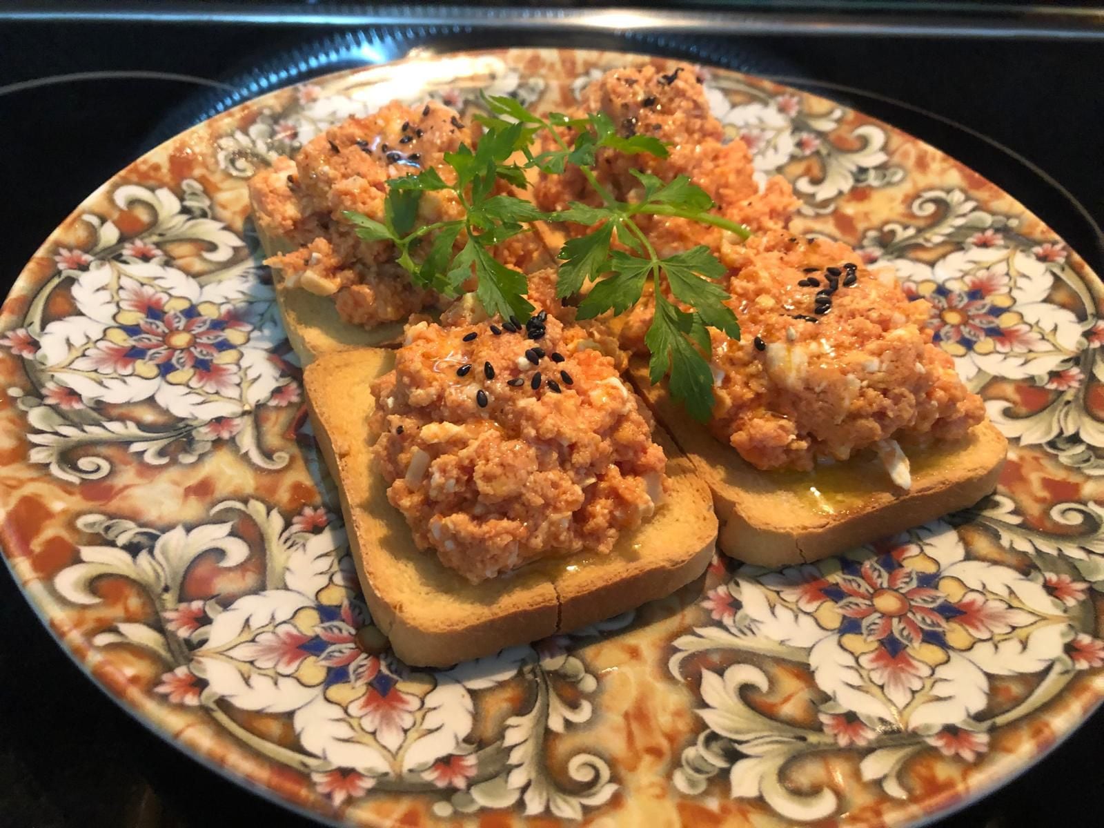 Tostas de tomate y huevo.