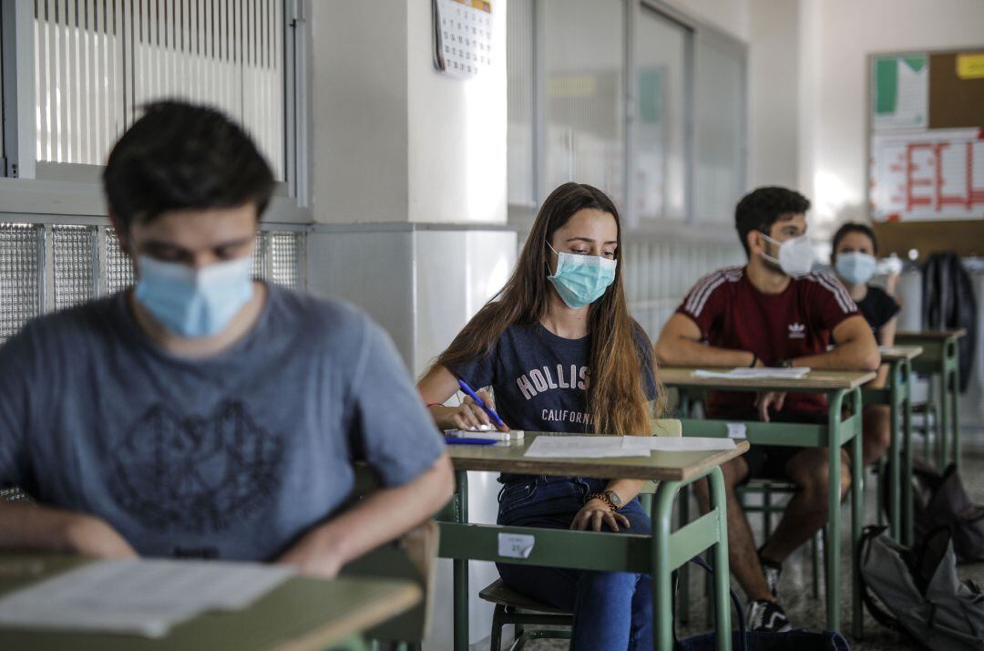 Estudiantes de bachillerato durante la realización de los exámenes Selectividad o Pruebas de Acceso a la Universidad (PAU), en València, en 2020