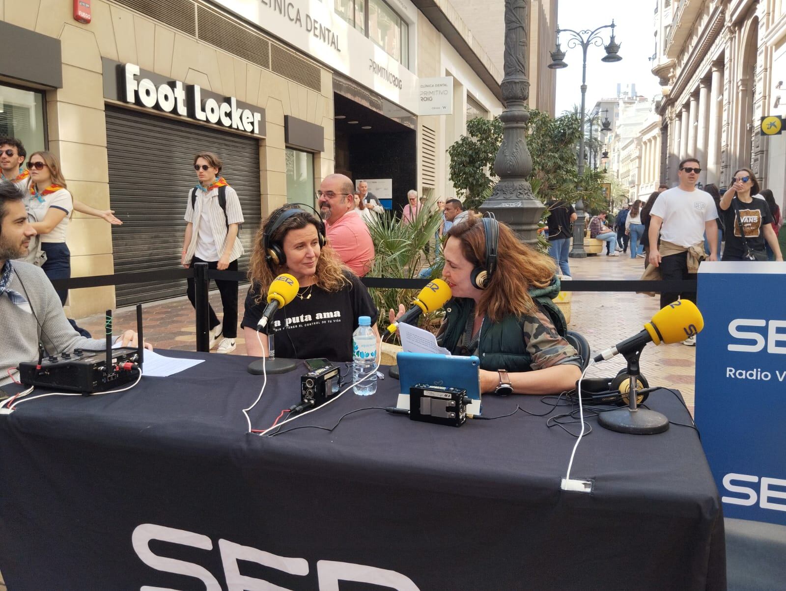 Raquel Romero, experta en comunicación, doblaje y locución, durante su sección en el programa &#039;A Vivir Comunitat Valenciana&#039;