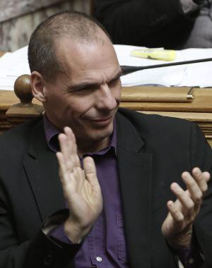 El ministro griego de Finanzas, Yanis Varufakis, aplaude durante una sesión en el Parlamento en Atenas