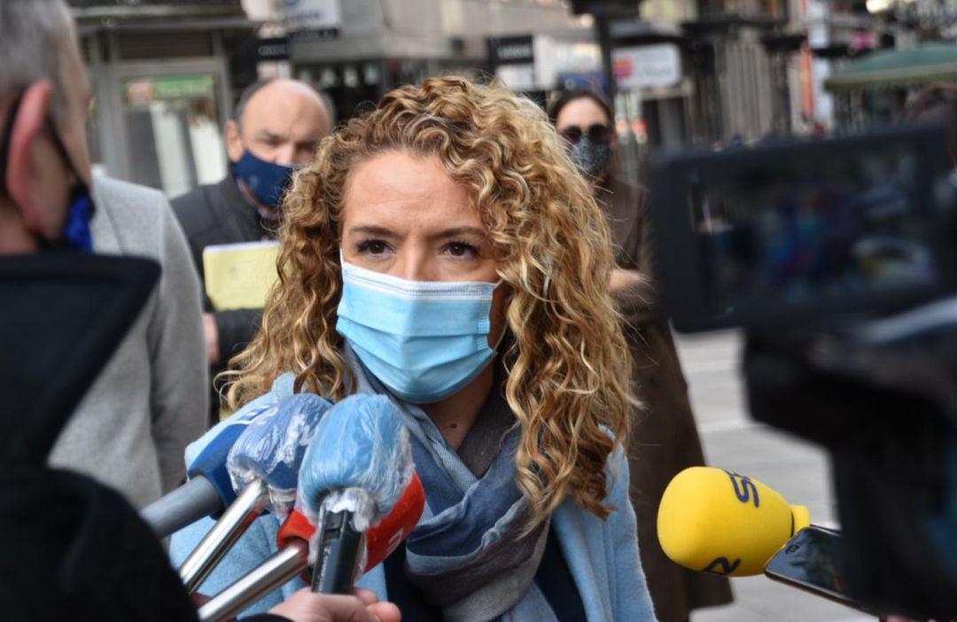 Teresa Mallada atendiendo a los medios tras la presentación del recurso. 