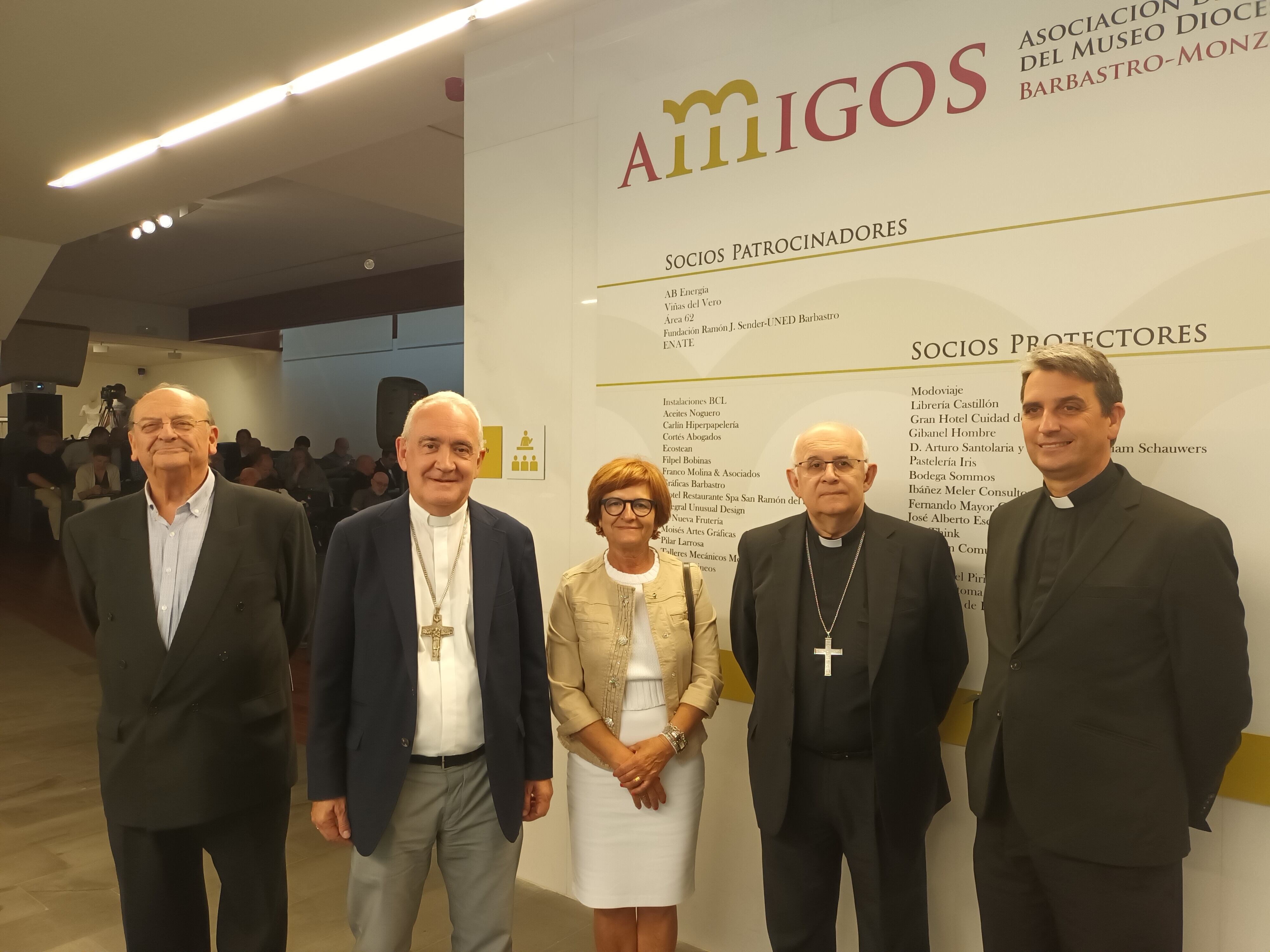 Ángel Noguero, Ángel Pérez, Maribel de Pablo, Ángel Fernández y Pablo Delclaux antes de la inauguración.