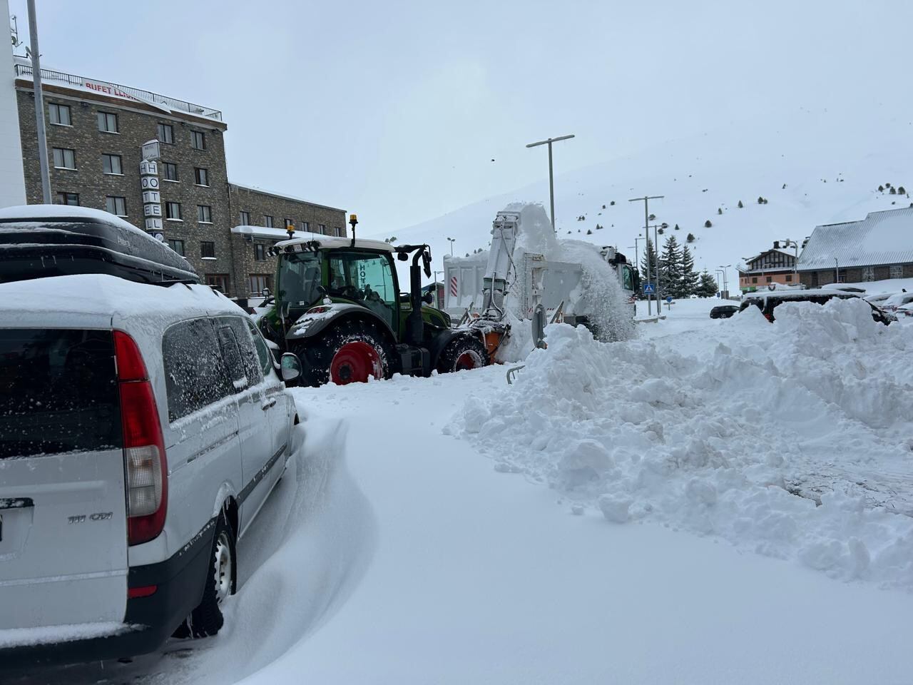 Les màquines del comú traient la gran acumulació de neu al Pas de la Casa d'aquesta passada nit