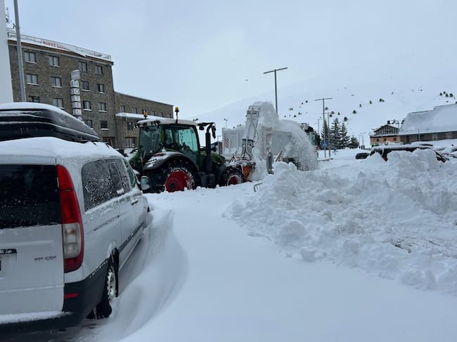 Les màquines del comú traient la gran acumulació de neu al Pas de la Casa d'aquesta passada nit