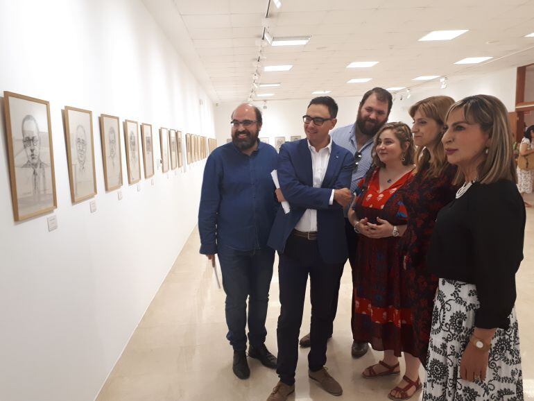 Azucena Esteban -en primer término- junto a la directora general de Políticas Culturales de la Junta de Castilla y León, Mar Sancho -a su izquierda- y al resto de autoridades y la hija del autor malogrado.