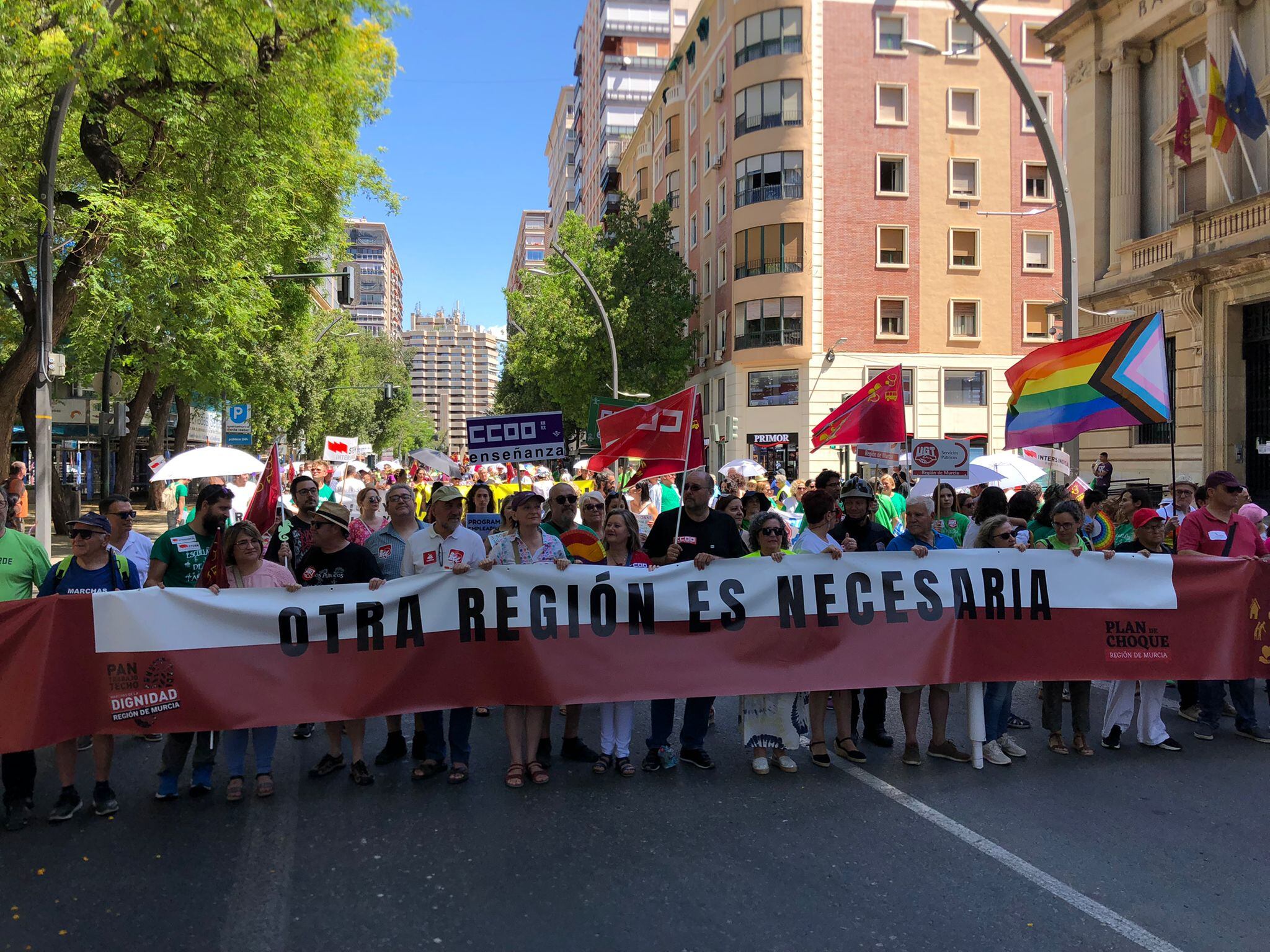 Cientos de personas exigen en el centro de Murcia "otra Región"