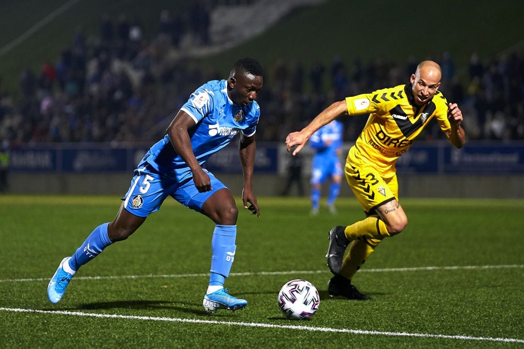 Etebo (i) durante el partido ante el CF Badalona en Copa del Rey.