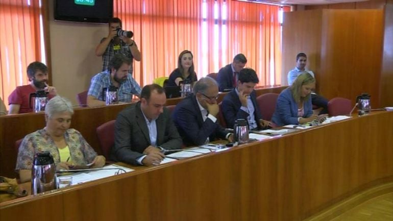 Rubén Pérez, arriba, segundo por la izquierda, y Elena Muñoz, última de la fila de abajo, durante un pleno municipal.