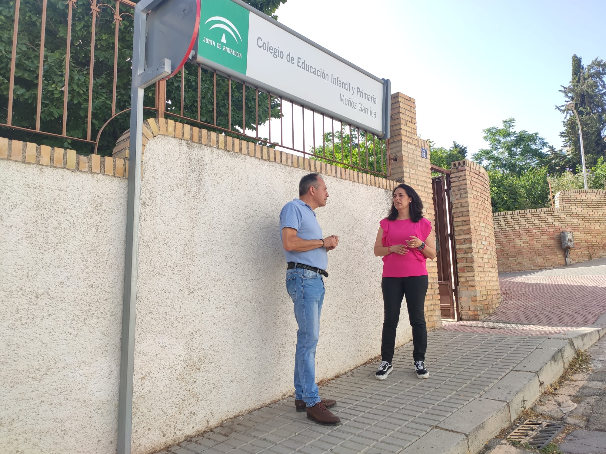 Los candidatos socialistas jiennenses, Jacinto Viedma y Mercedes Gámez, delante del Colegio Muñoz Garnica de Jaén