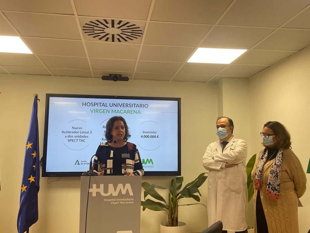 La consejera de Salud, Catalina García, en rueda de prensa en una visita al hospital Macarena.