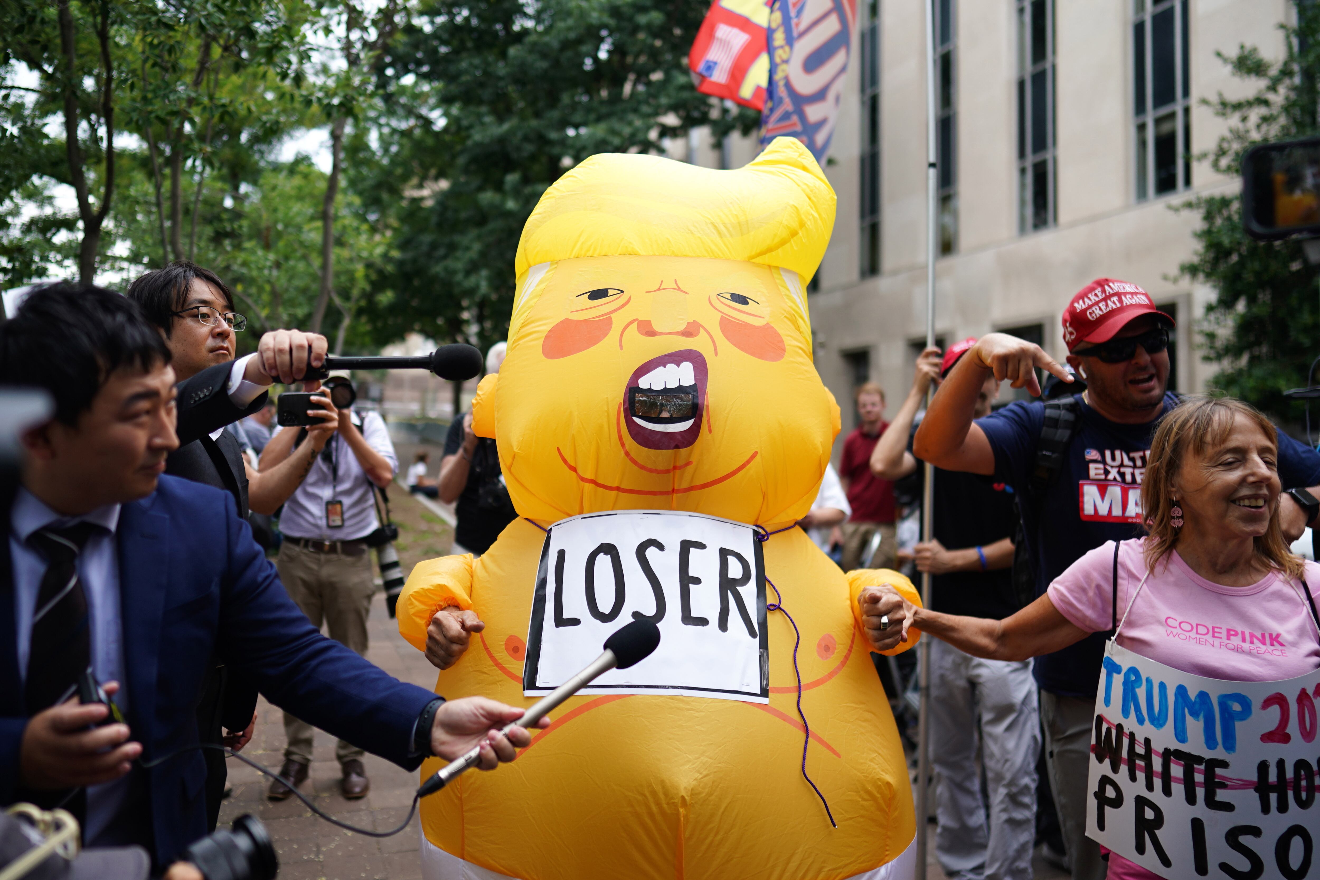 Una persona disfrazada en los alrededores del juzgado donde declara Trump