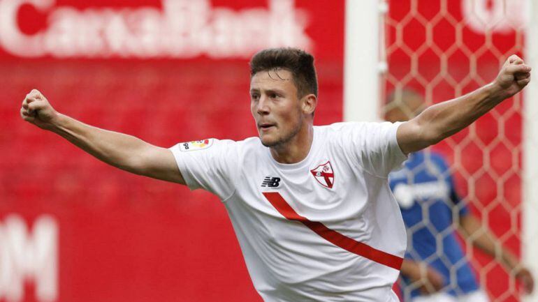 Marc Gual celebrando un gol en su etapa en el Sevilla Atlético