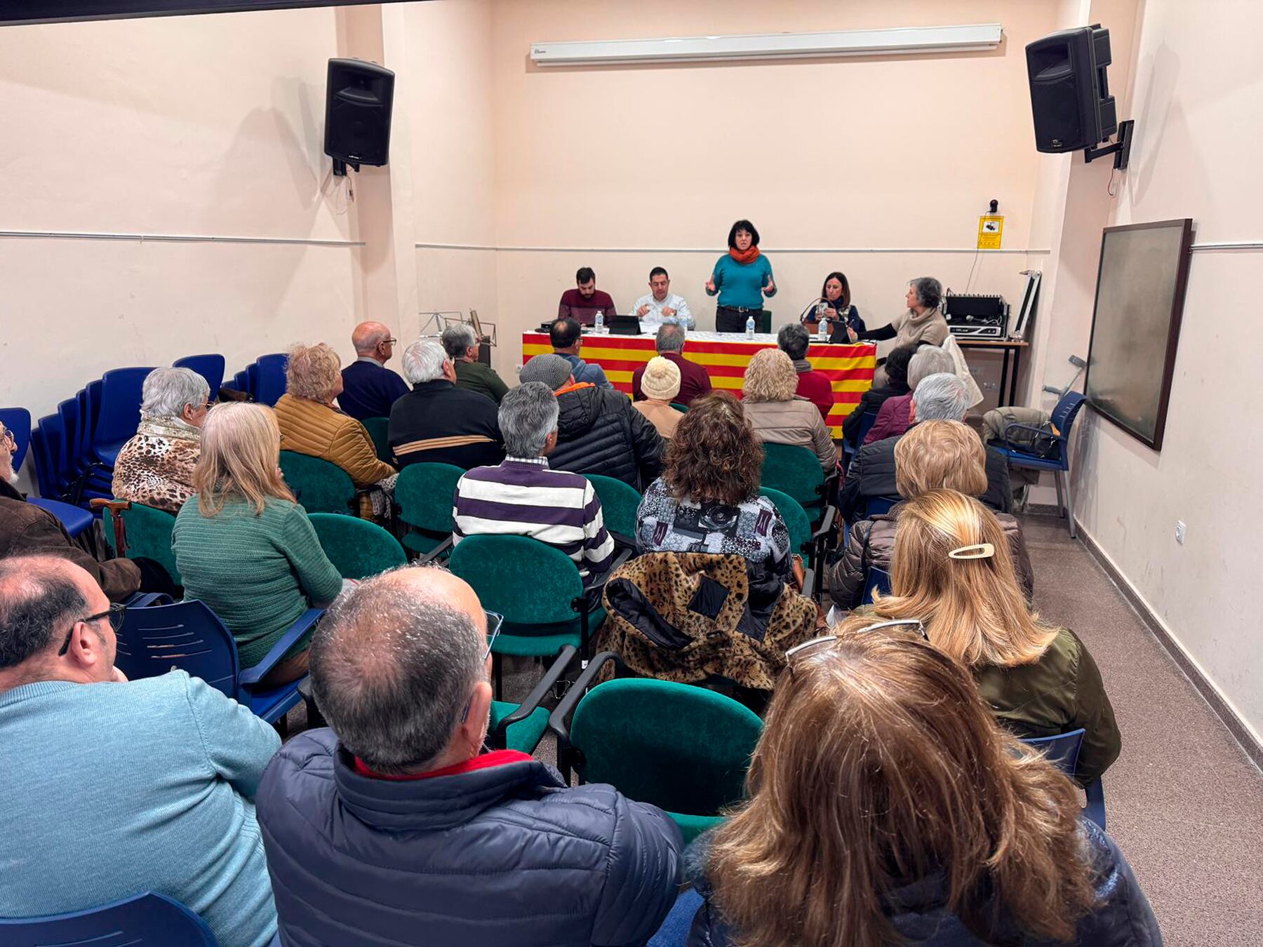 Un instante de la reunión en la sede de la Associació de Veïns de la Zona Nord