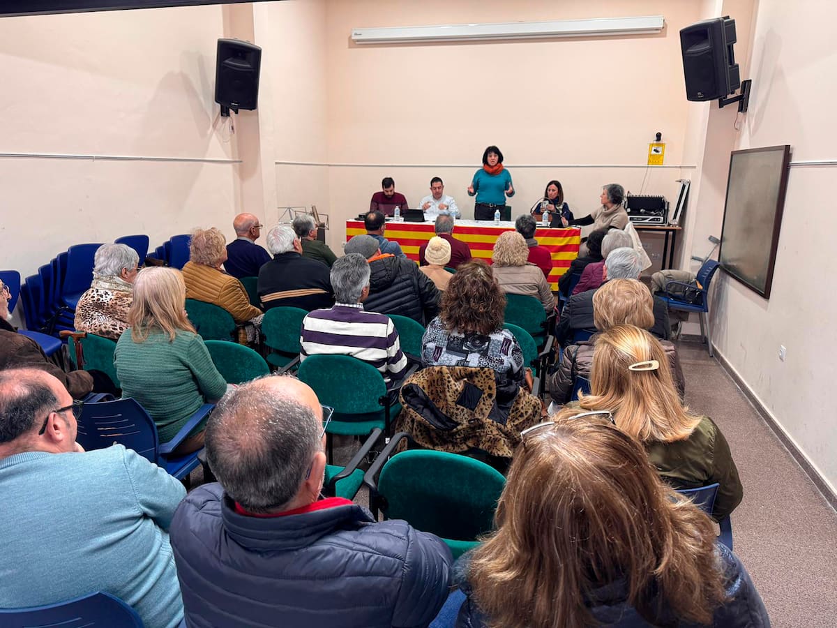 Componentes del Ayuntamiento de Alcoy se reúnen con vecinos de la Zona Nord y posteriormente recorren el barrio