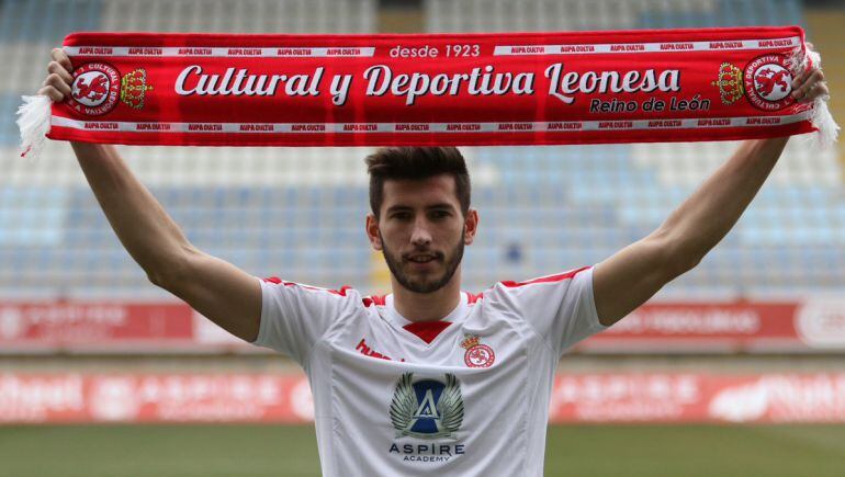 David García posa con su nueva elástica