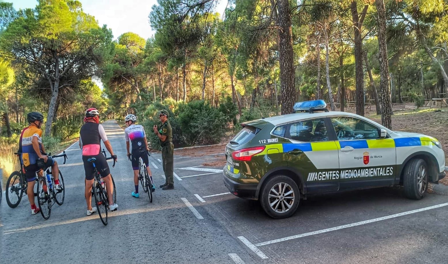 Agentes medioambientales controlan los accesos en Sierra Espuña con motivo de una prueba ciclista