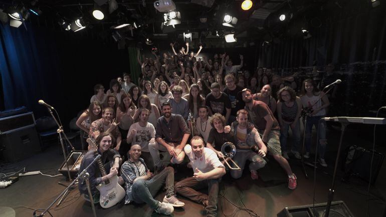 La Pegatina amb el públic que va gaudir del seu darrer treball a l'Estudi Toresky de Ràdio Barcelona