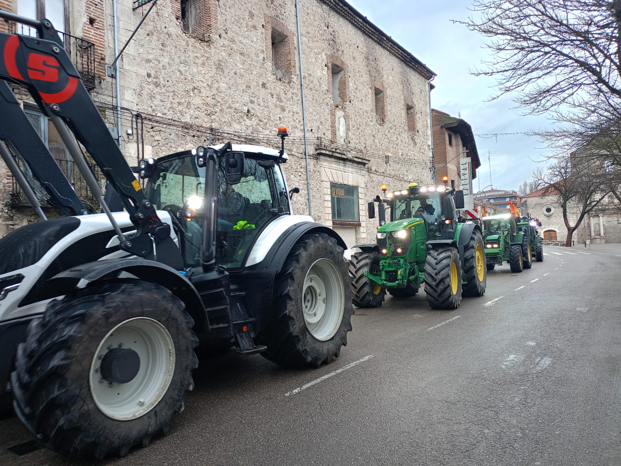 Un grupo de agricultores de la zona de Cuéllar se dirige a Valladolid